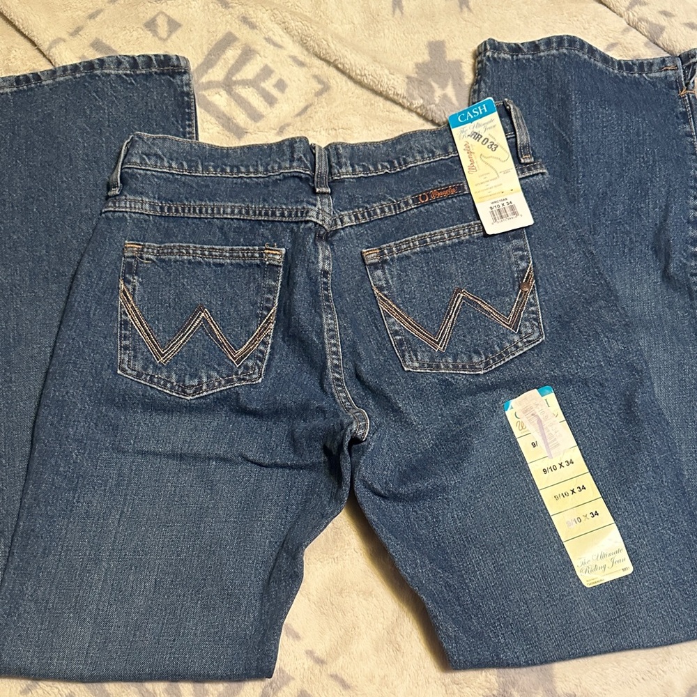A204.   NWT . Wrangler cash Women's Boot Cut Jeans - Blue